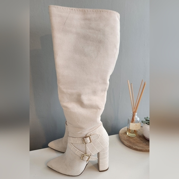 Cream Winter White Faux Suede Knee High Boots Size 6. Like new condition. - Picture 4 of 7